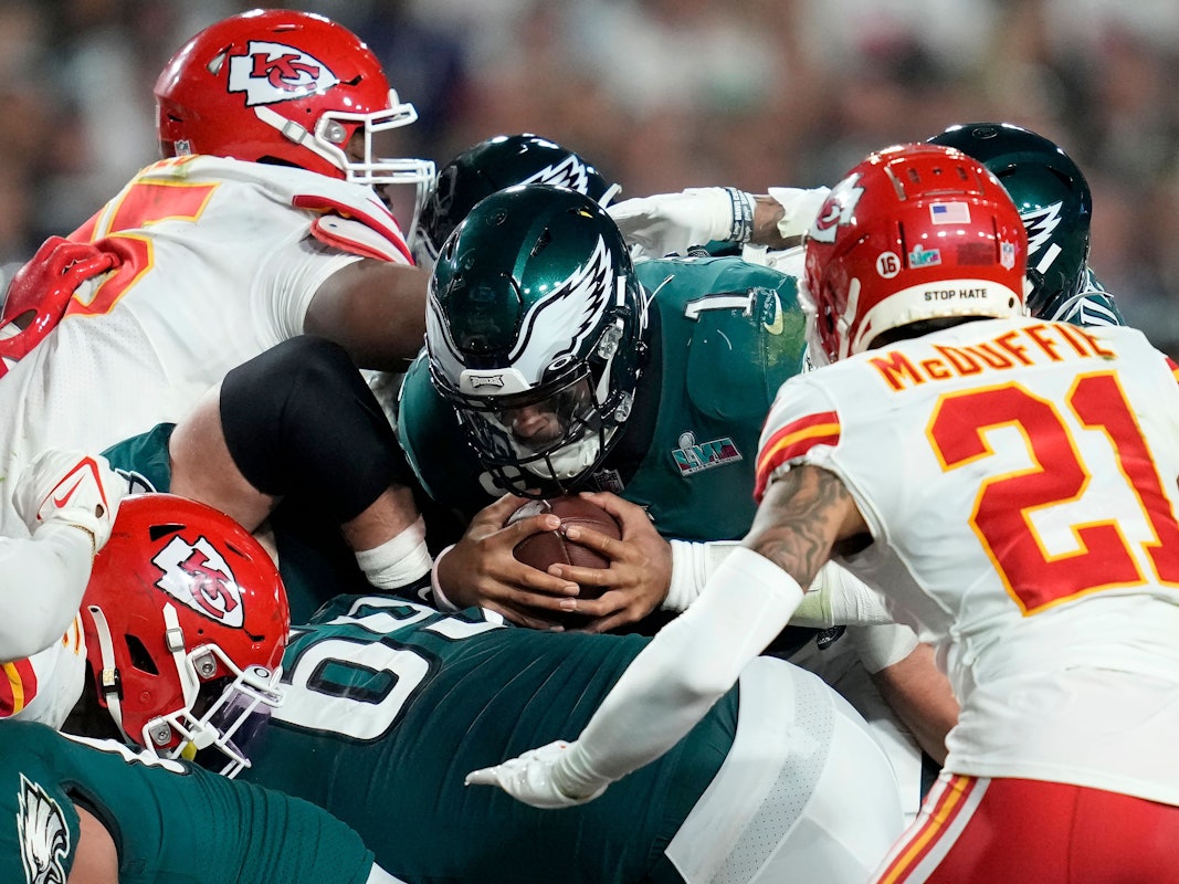 Eagles-Quarterback Jalen Hurts wirft sich beim Super Bowl mit dem Ball in der Hand ins Getümmel.