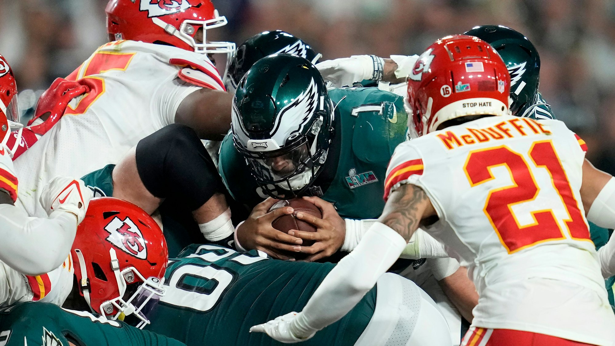 Eagles-Quarterback Jalen Hurts wirft sich beim Super Bowl mit dem Ball in der Hand ins Getümmel.