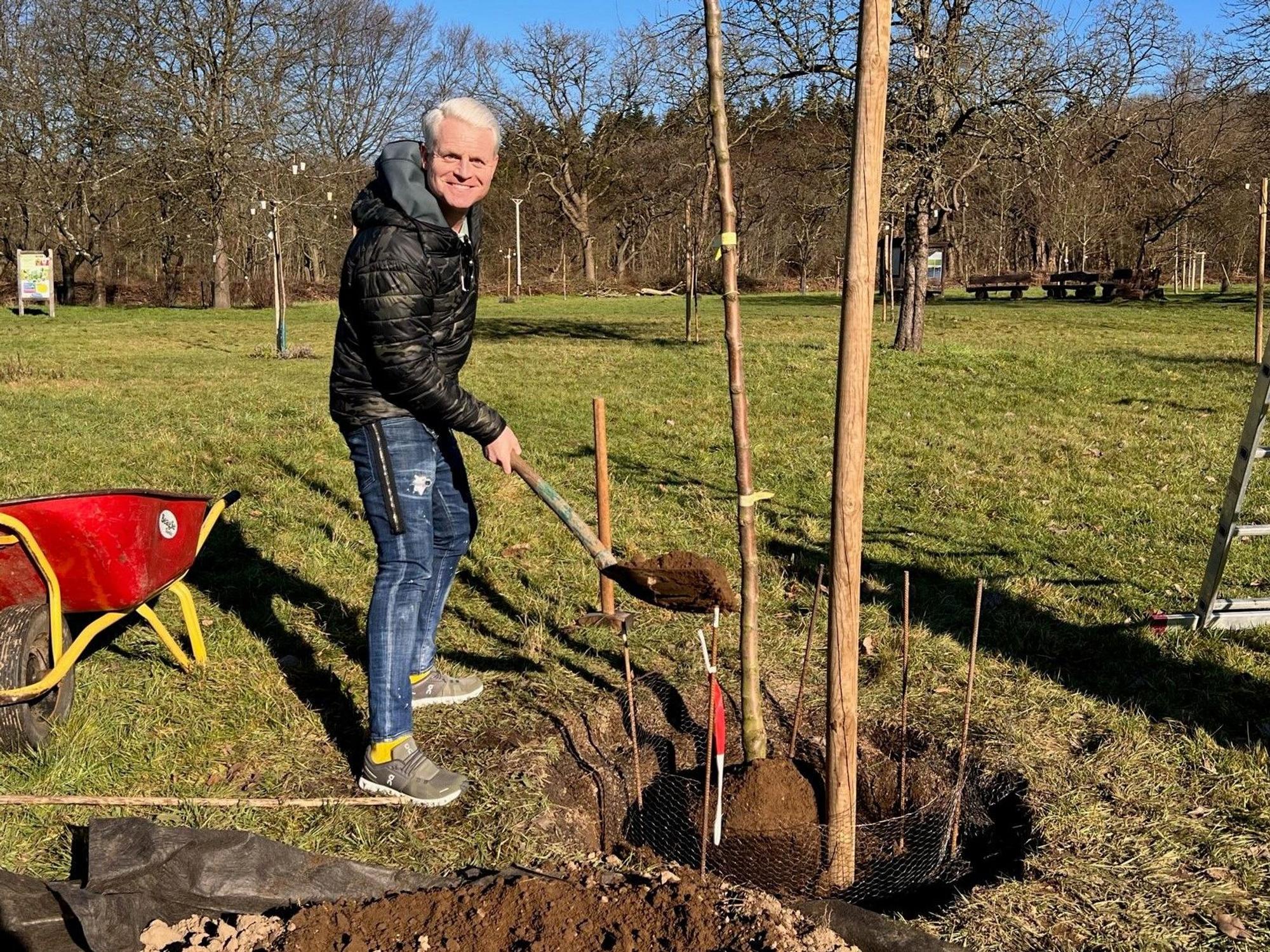 Gudio Cantz pflanzt am Montag (13. Februar) einen Apfelbaum auf Gut Leidenhauen in Köln.