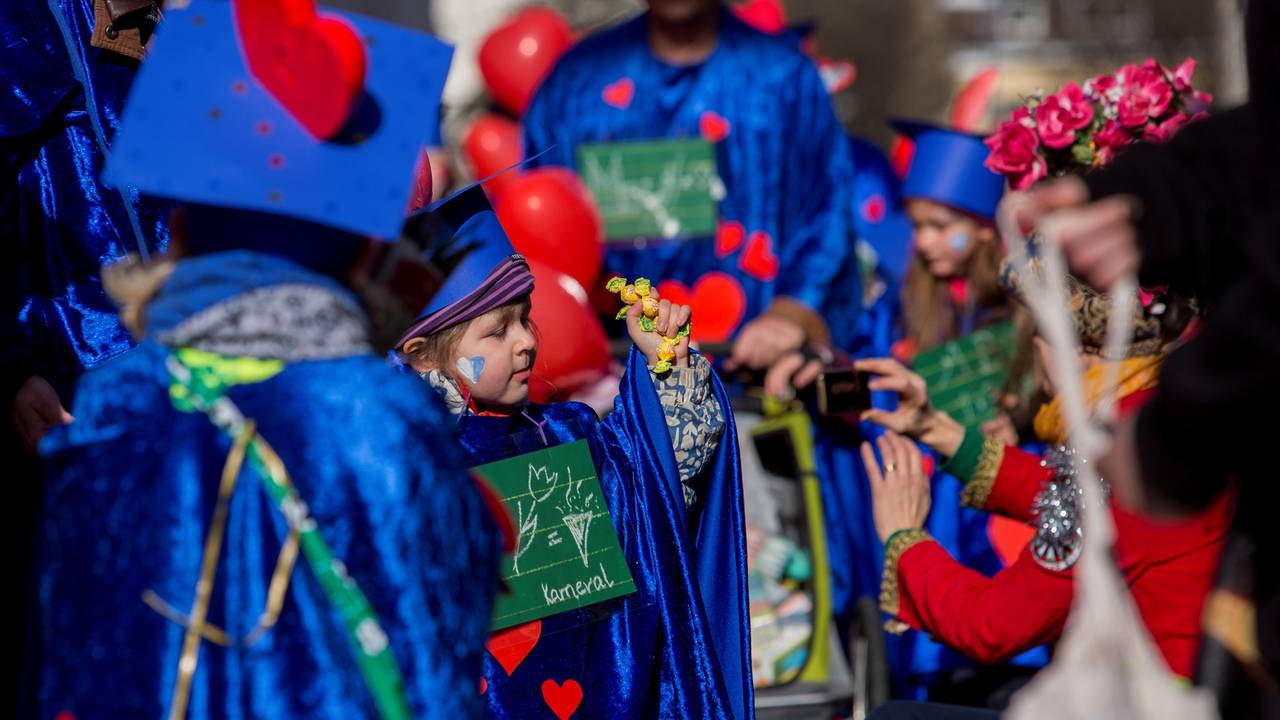Der Karnevalszug am Karnevalsdienstag in Köln-Ehrenfeld.