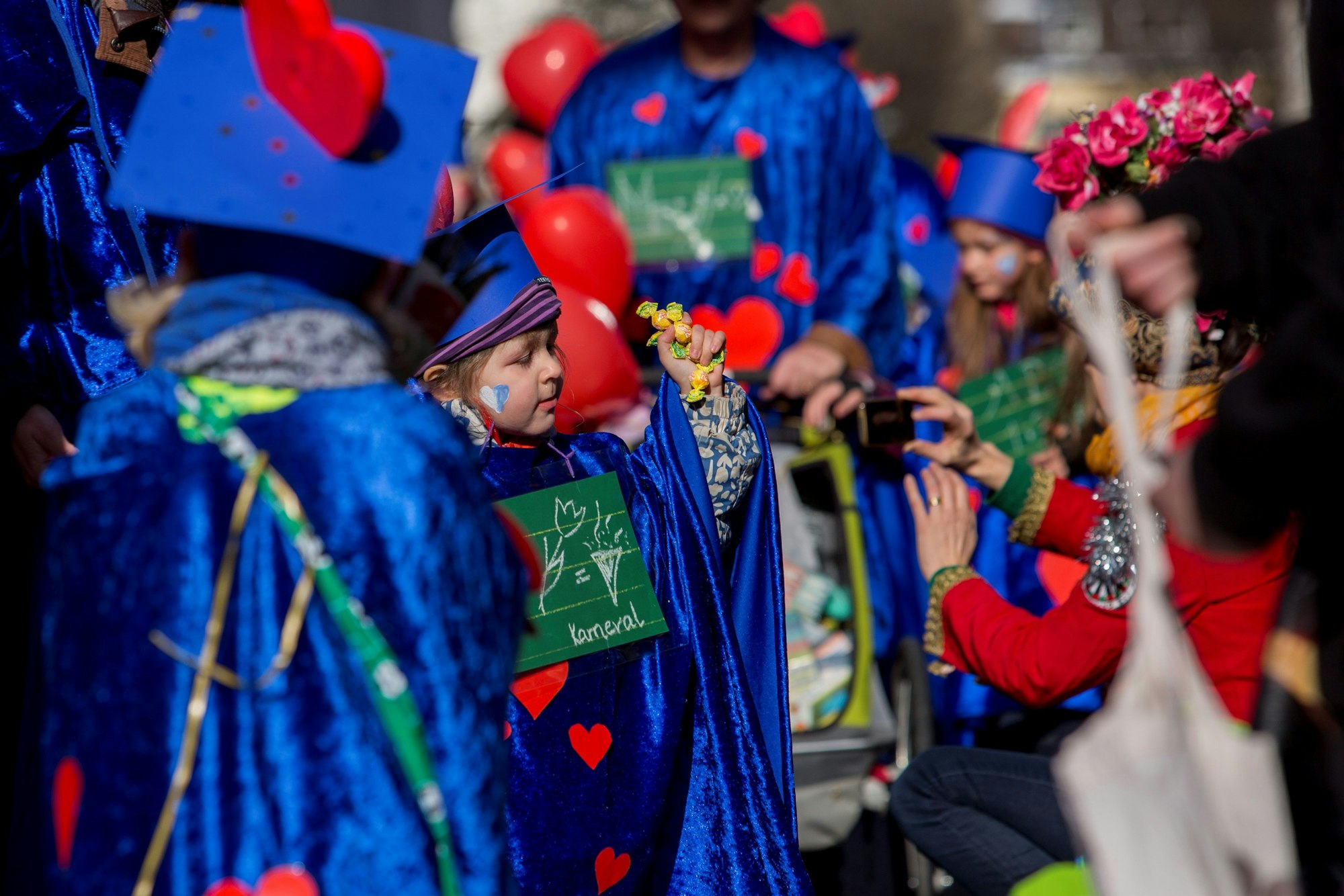 Der Karnevalszug am Karnevalsdienstag in Köln-Ehrenfeld.