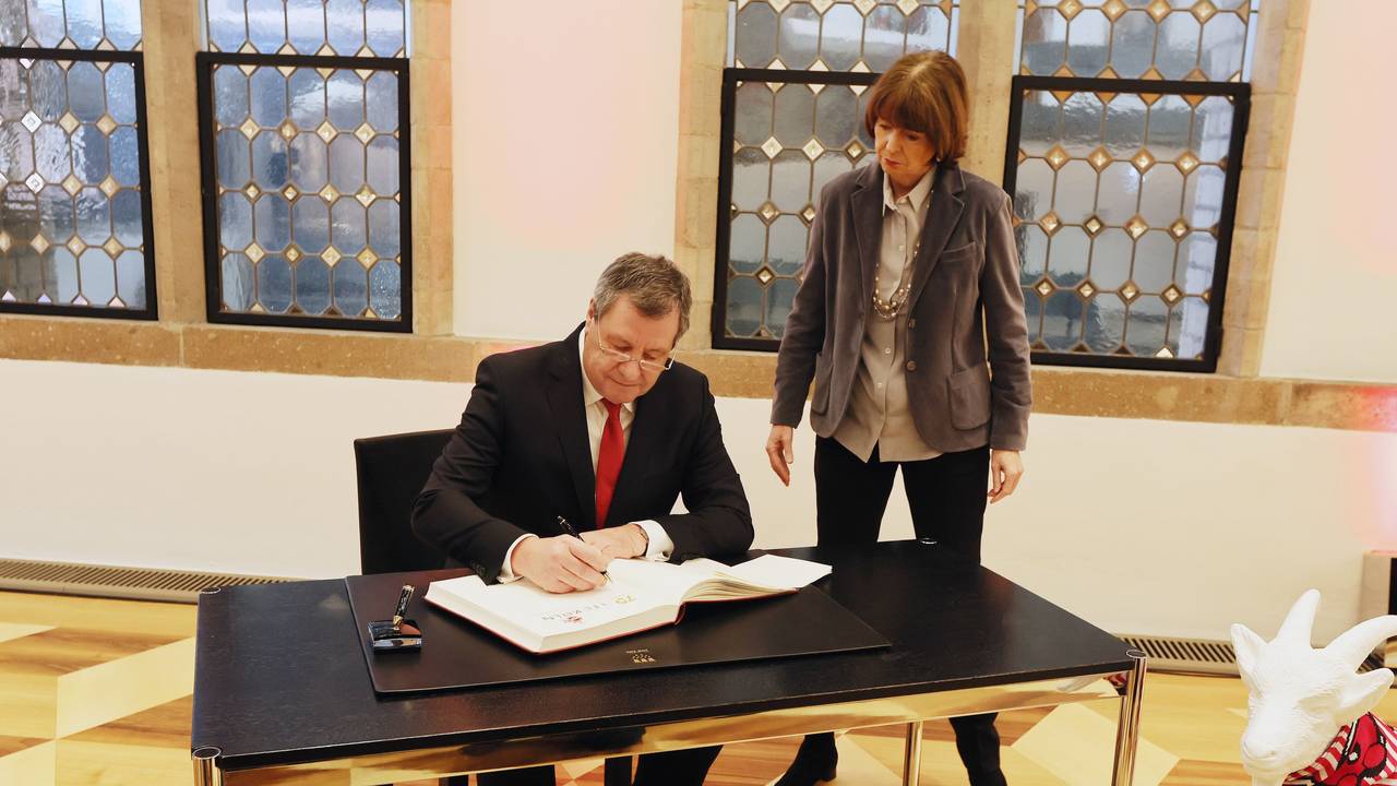 75 Jahre 1. FC Köln, Empfang im historischen Rathaus, Eintrag von Werner Wolf im Gästebuch der Stadt Köln, 13.02.2023, Bild: Herbert Bucco