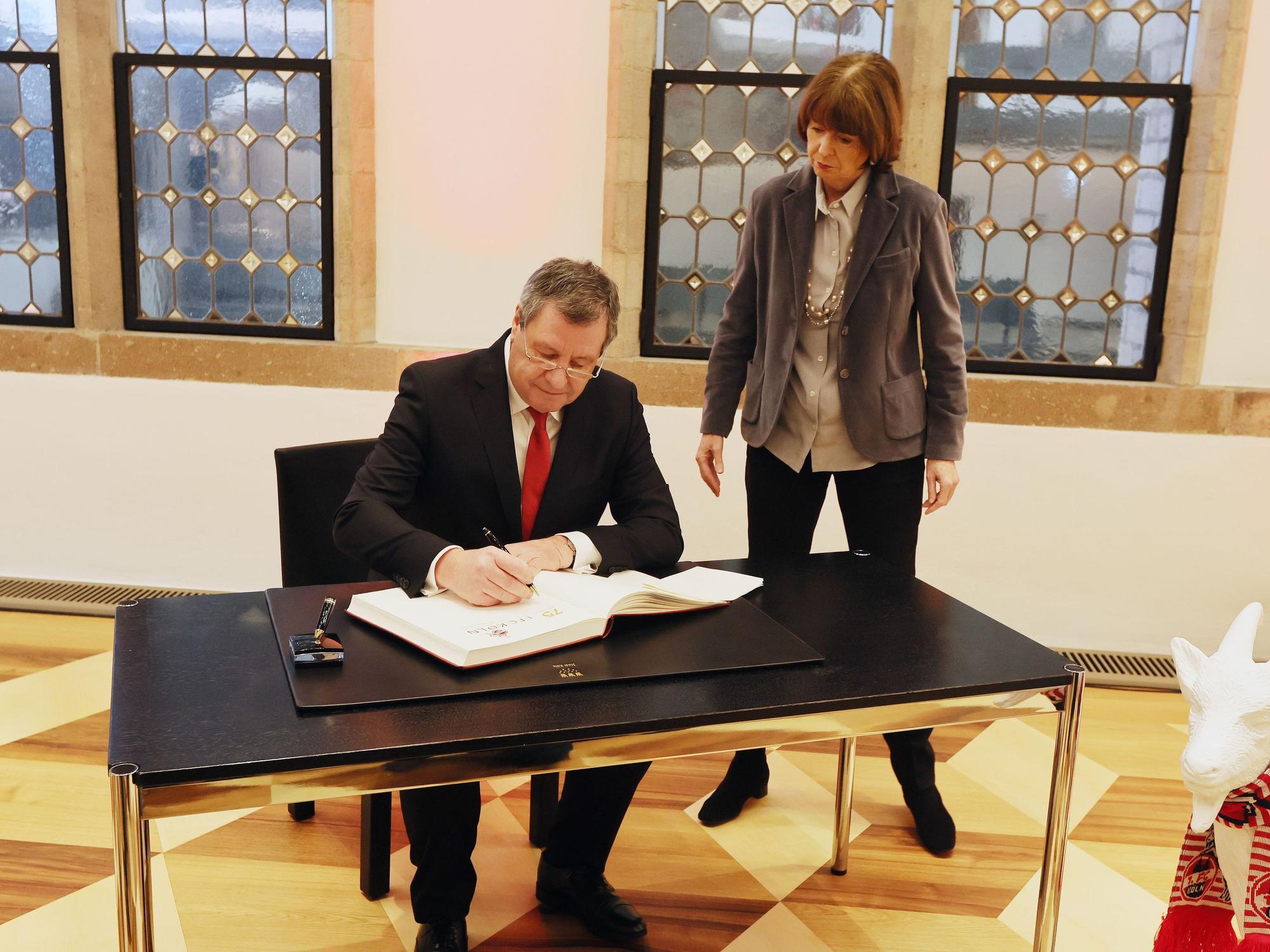 75 Jahre 1. FC Köln, Empfang im historischen Rathaus, Eintrag von Werner Wolf im Gästebuch der Stadt Köln, 13.02.2023, Bild: Herbert Bucco