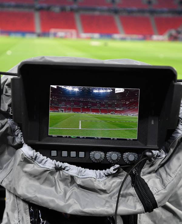 Eine TV-Kamera im Stadion.
