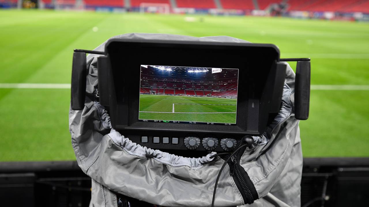 Eine TV-Kamera im Stadion.
