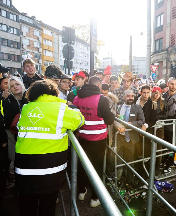 Sessionsauftakt am 11.11.2022 auf der Zülpicher Straße. Jecke warten auf Einlass.
