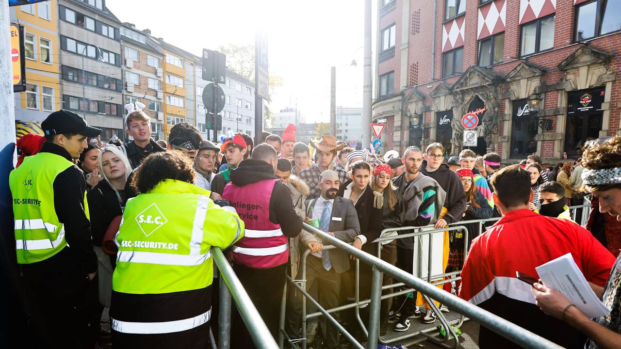 Sessionsauftakt am 11.11.2022 auf der Zülpicher Straße. Jecke warten auf Einlass.