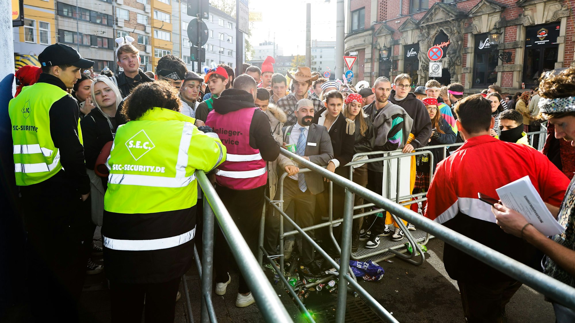Sessionsauftakt am 11.11.2022 auf der Zülpicher Straße. Jecke warten auf Einlass.