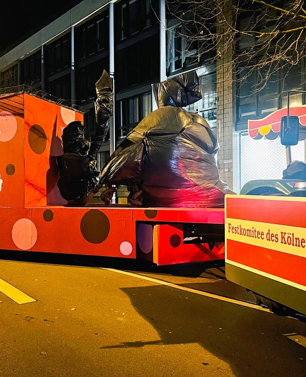 Ein Persiflagewagen des Kölner Rosenmontagszuges