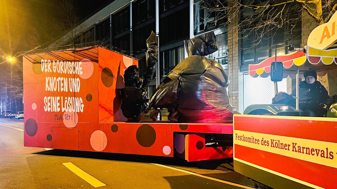 Ein Persiflagewagen des Kölner Rosenmontagszuges