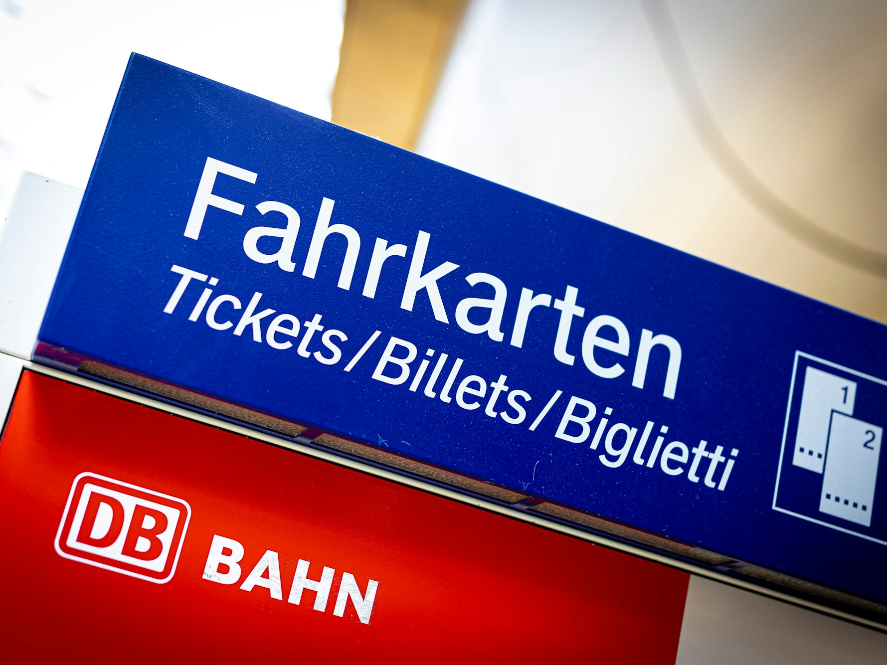 Ein Fahrkartenautomat der Deutschen Bahn steht im Hauptbahnhof in Hannover.