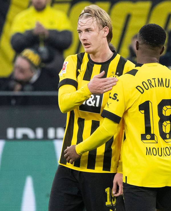 Dortmunds Julian Brandt links und Youssoufa Moukoko bejubeln den Heimsieg.