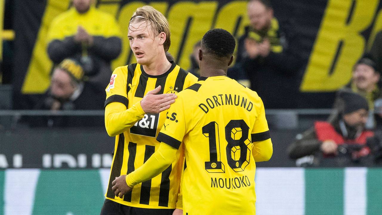 Dortmunds Julian Brandt links und Youssoufa Moukoko bejubeln den Heimsieg.