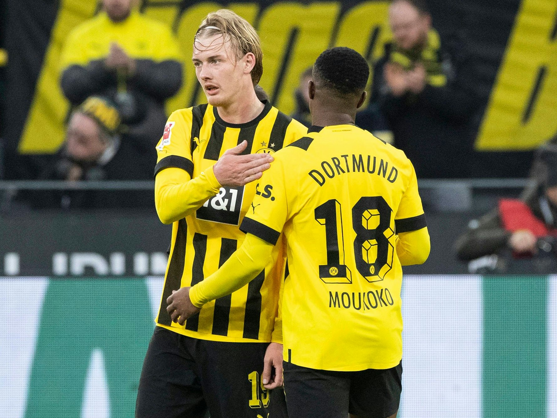Dortmunds Julian Brandt links und Youssoufa Moukoko bejubeln den Heimsieg.