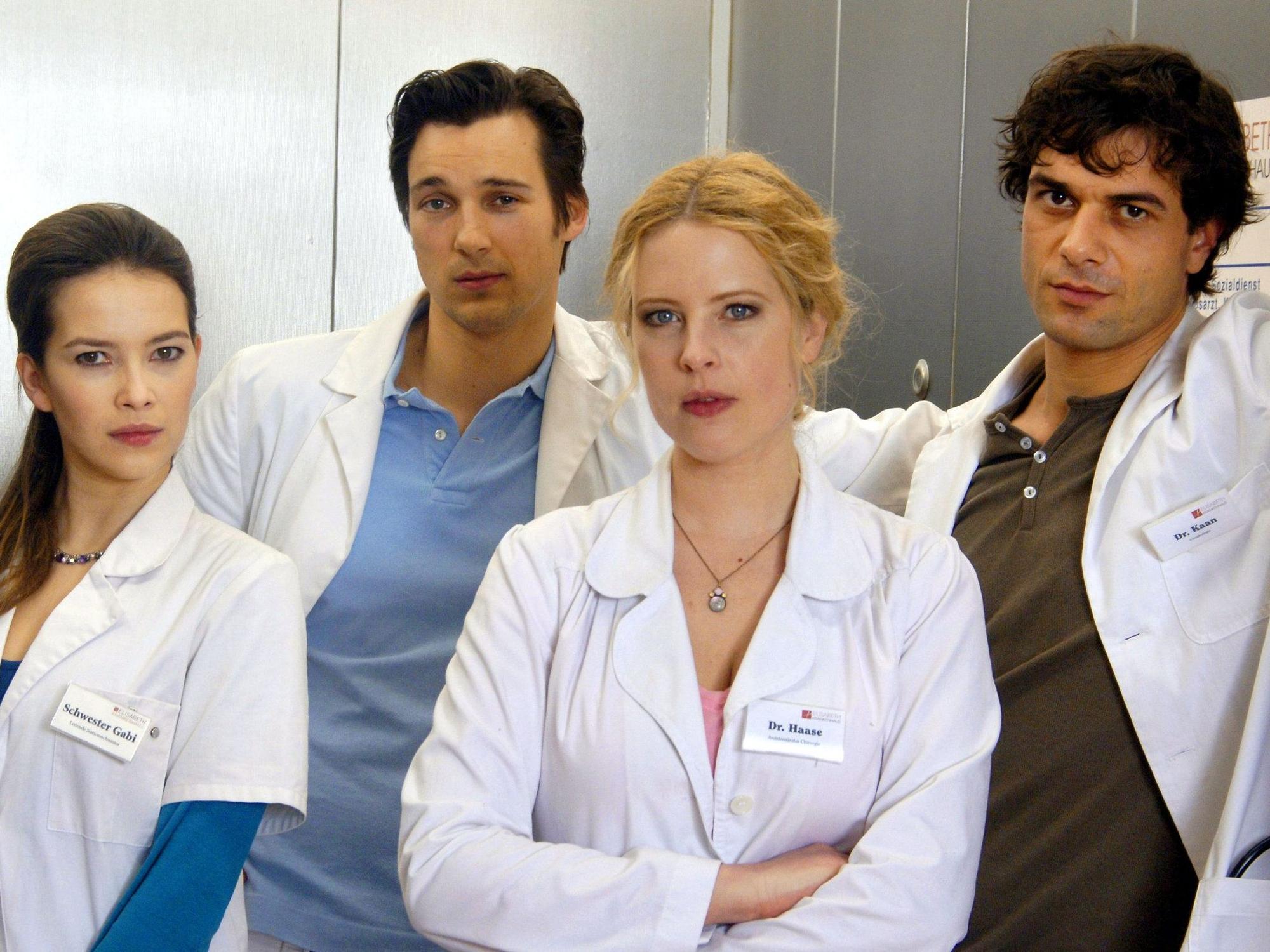 ARCHIV - Die Schauspieler Laura Osswald, Florian David Fitz, Diana Amft und Kai Schumann posieren am 12. Dezember 2007 in Berlin am Rande der Dreharbeiten zur RTL-Serie "Doctor's Diary".