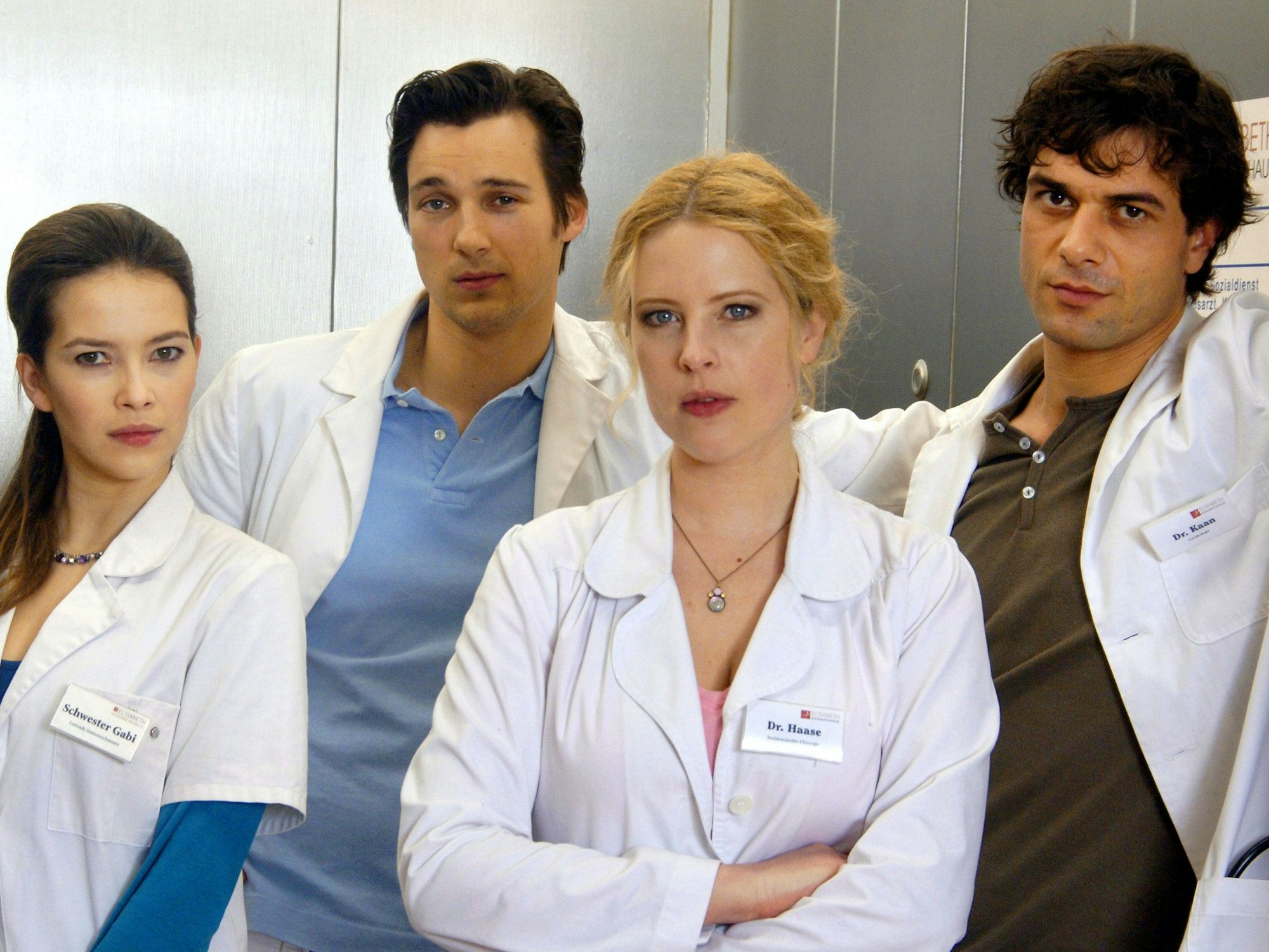 ARCHIV - Die Schauspieler Laura Osswald, Florian David Fitz, Diana Amft und Kai Schumann posieren am 12. Dezember 2007 in Berlin am Rande der Dreharbeiten zur RTL-Serie "Doctor's Diary".