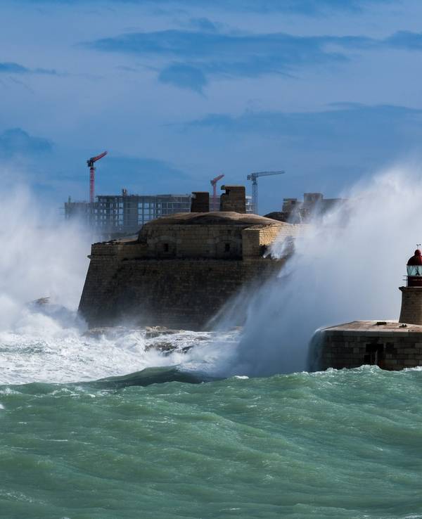 Hohe Wellen auf Malta, 2023. Jonathan Borg/XinHua/dpa +++ dpa-Bildfunk +++