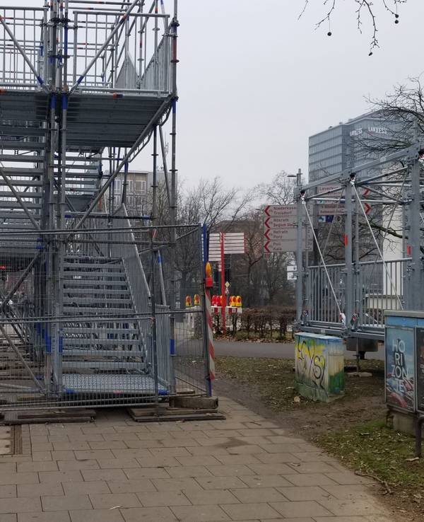 Ein Metallgerüst behindert den Fuß- und Radwege in Deutz.