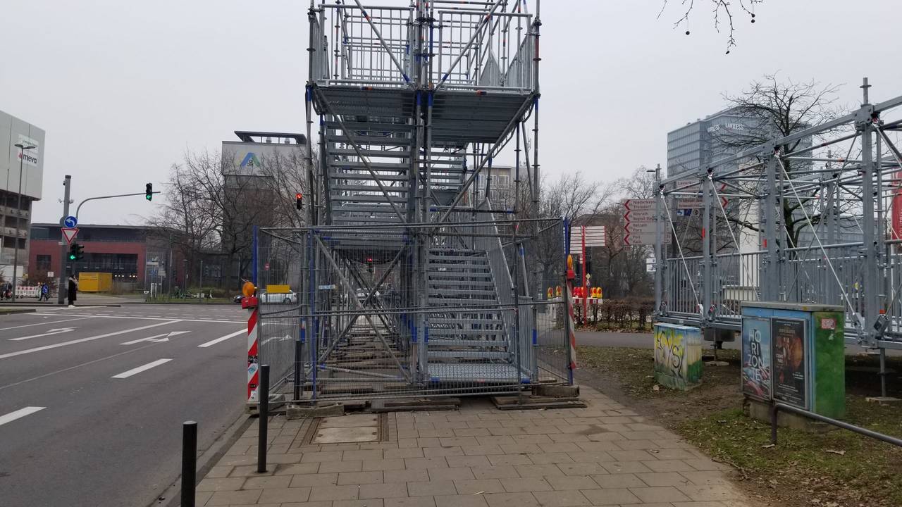 Ein Metallgerüst behindert den Fuß- und Radwege in Deutz.