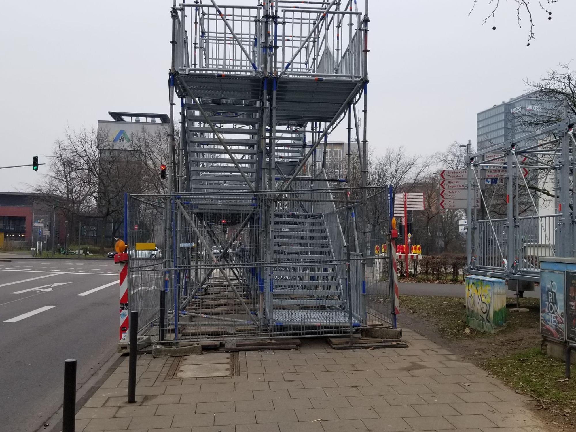 Ein Metallgerüst behindert den Fuß- und Radwege in Deutz.