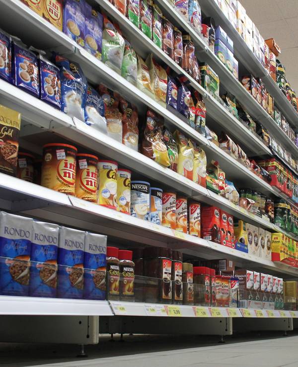 Handelsüblicher Kaffee unterschiedlichster Sorten und Marken steht in einem Supermarktregal in Magdeburg.