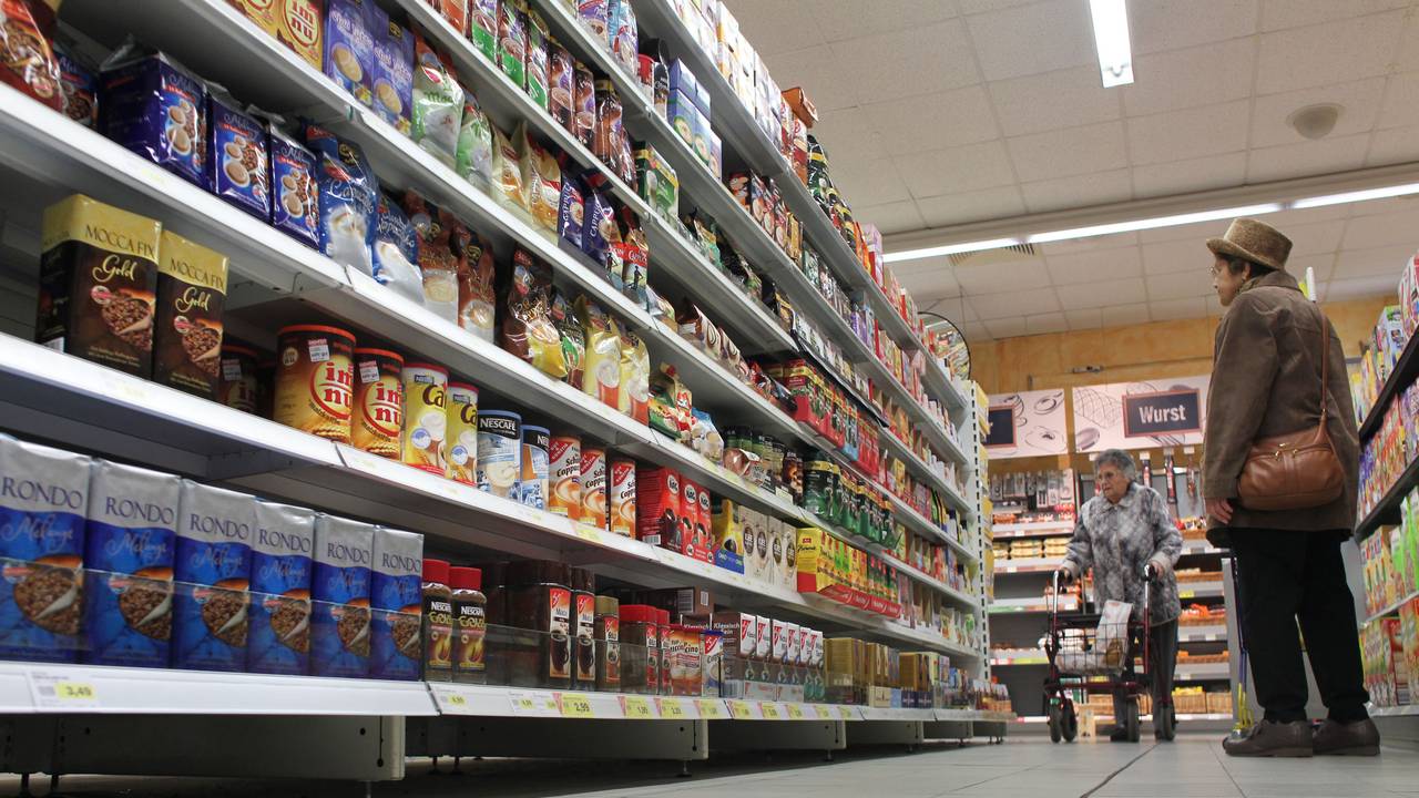 Handelsüblicher Kaffee unterschiedlichster Sorten und Marken steht in einem Supermarktregal in Magdeburg.