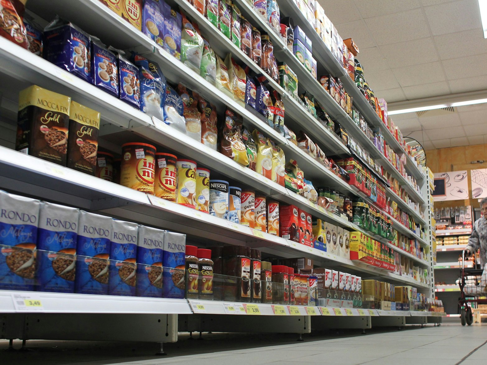 Handelsüblicher Kaffee unterschiedlichster Sorten und Marken steht in einem Supermarktregal in Magdeburg.