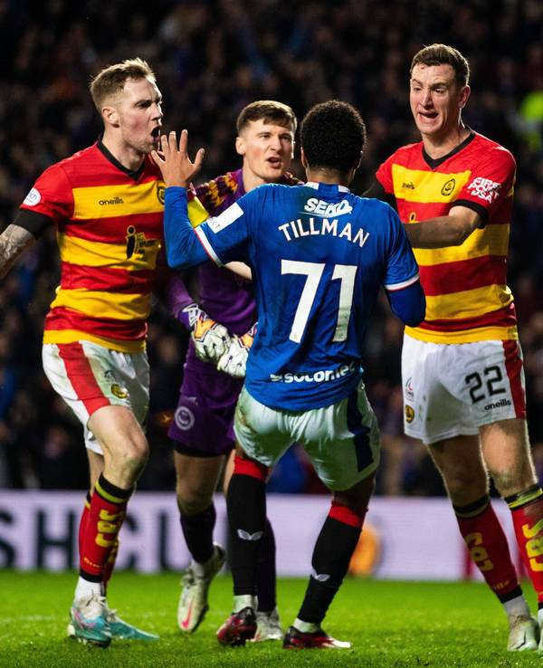 Rangers-Spieler Malik Tillman wird nach seinem Tor von Kevin Holt, Tohüter Jamie Sneddon und Aaron Muirhead angegangen und geschubst.