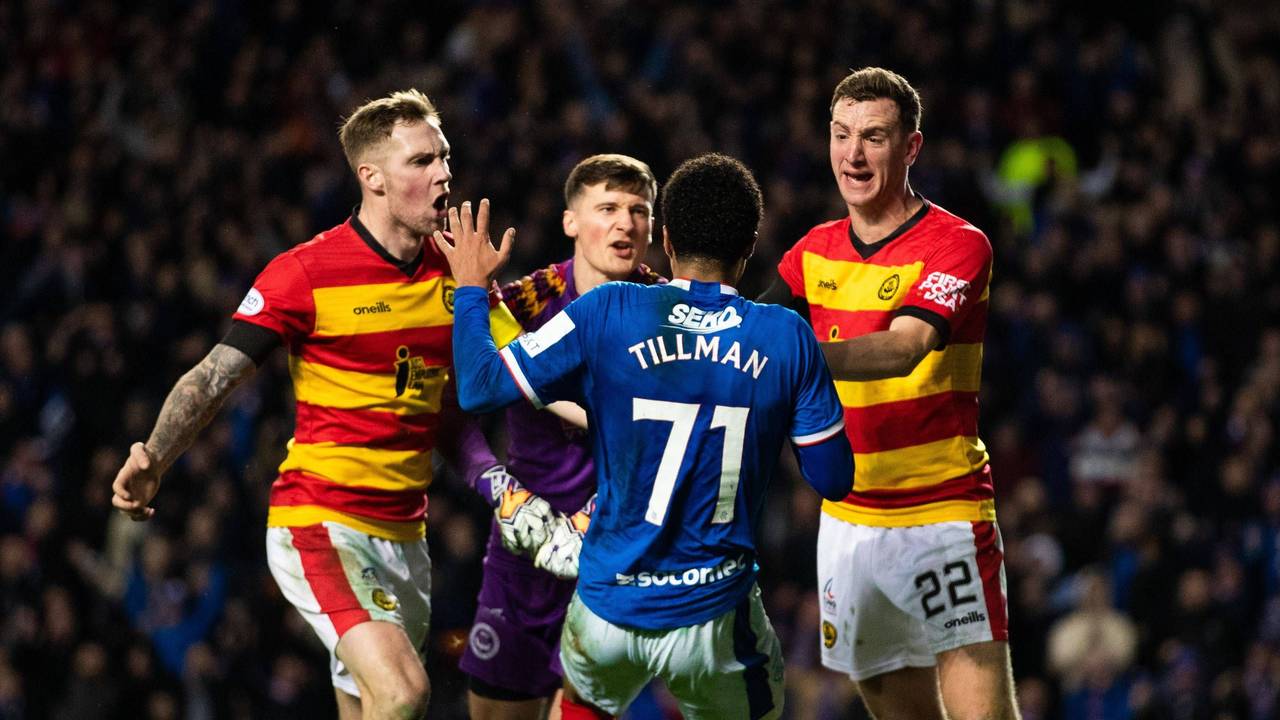 Rangers-Spieler Malik Tillman wird nach seinem Tor von Kevin Holt, Tohüter Jamie Sneddon und Aaron Muirhead angegangen und geschubst.