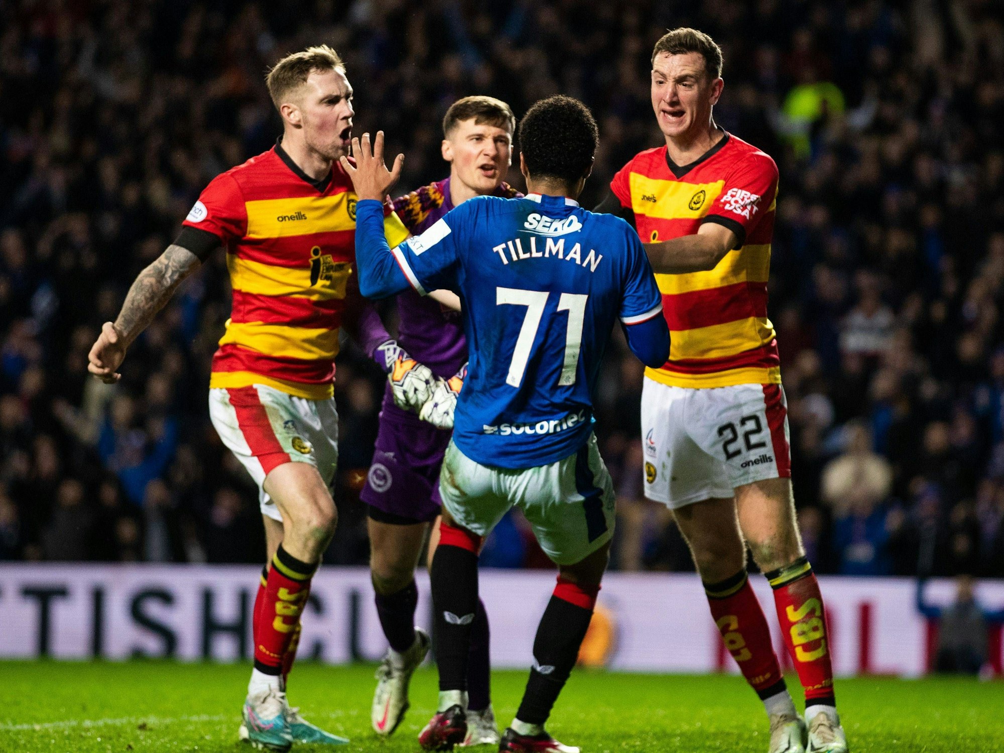Rangers-Spieler Malik Tillman wird nach seinem Tor von Kevin Holt, Tohüter Jamie Sneddon und Aaron Muirhead angegangen und geschubst.