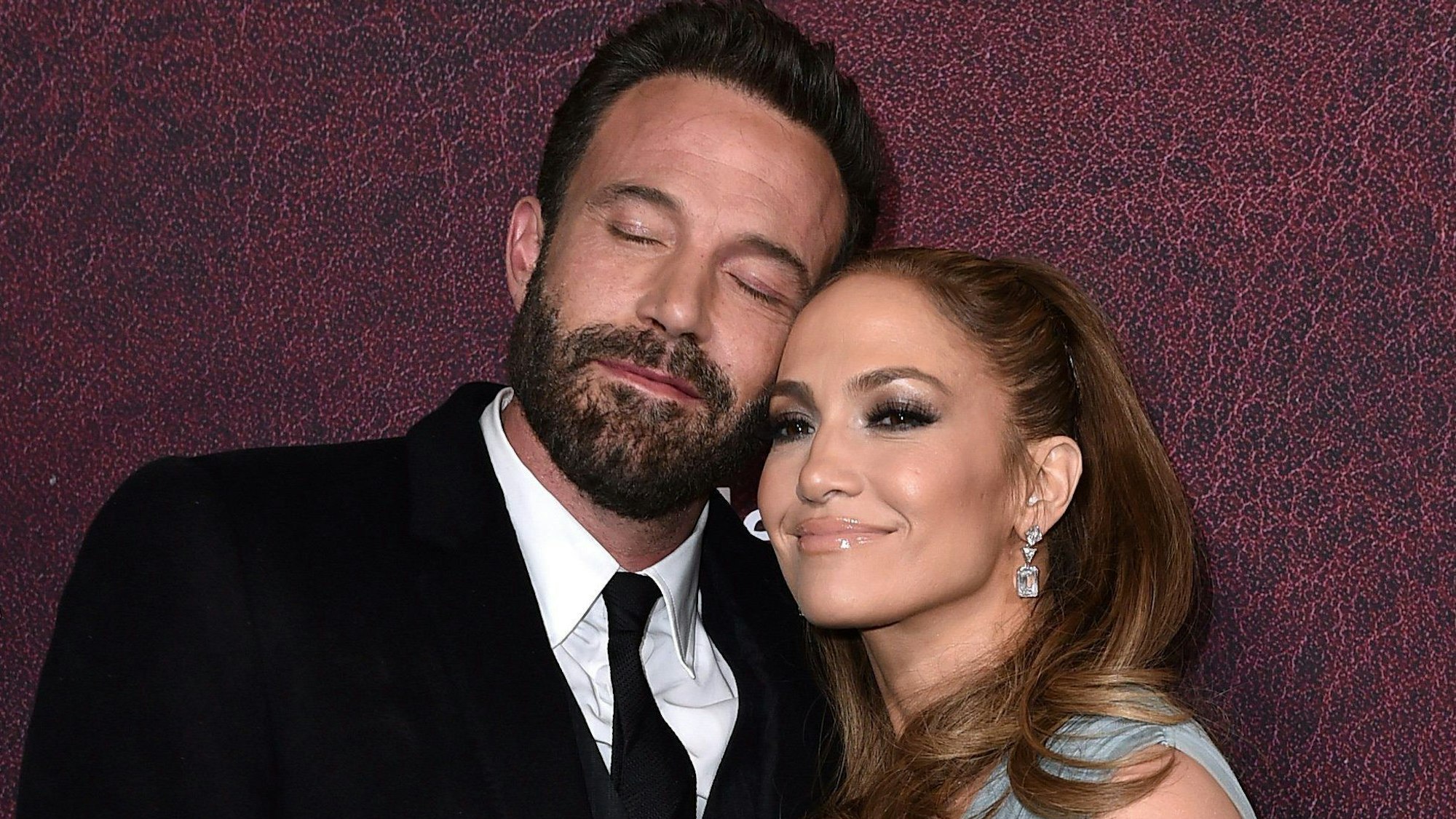 Ben Affleck, US-Schauspieler, und Jennifer Lopez, US-Sängerin, kommen zur Premiere von "The Tender Bar" im TCL Chinese Theatre.