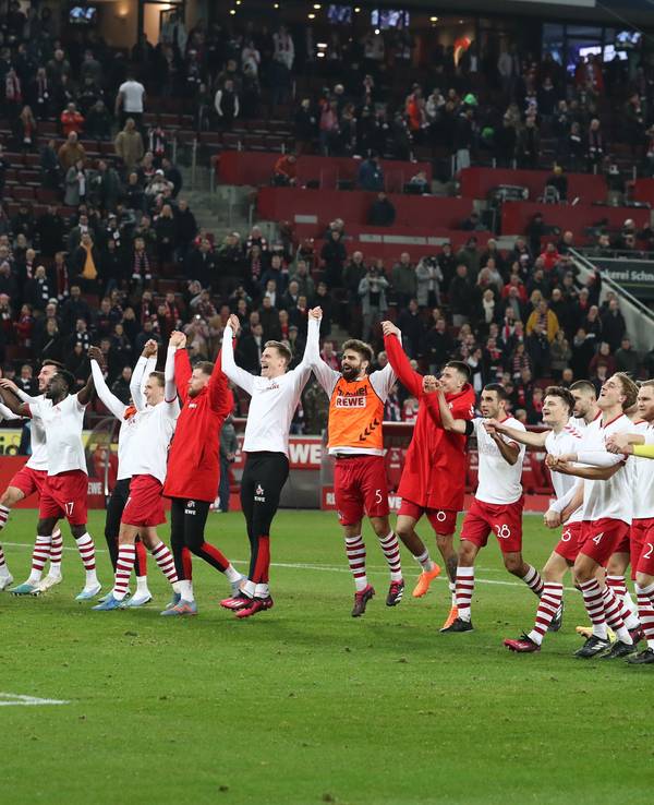 Die FC-Profis feiern vor der Kurve den Sieg gegen Frankfurt.