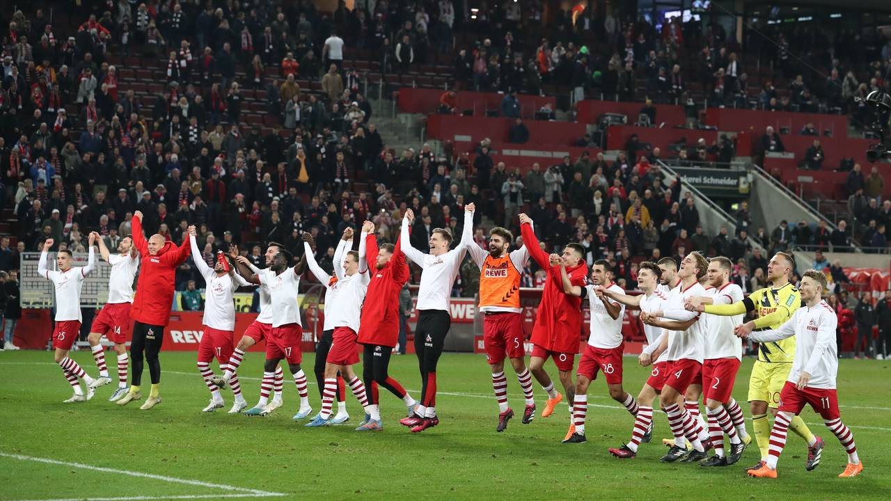 Die FC-Profis feiern vor der Kurve den Sieg gegen Frankfurt.
