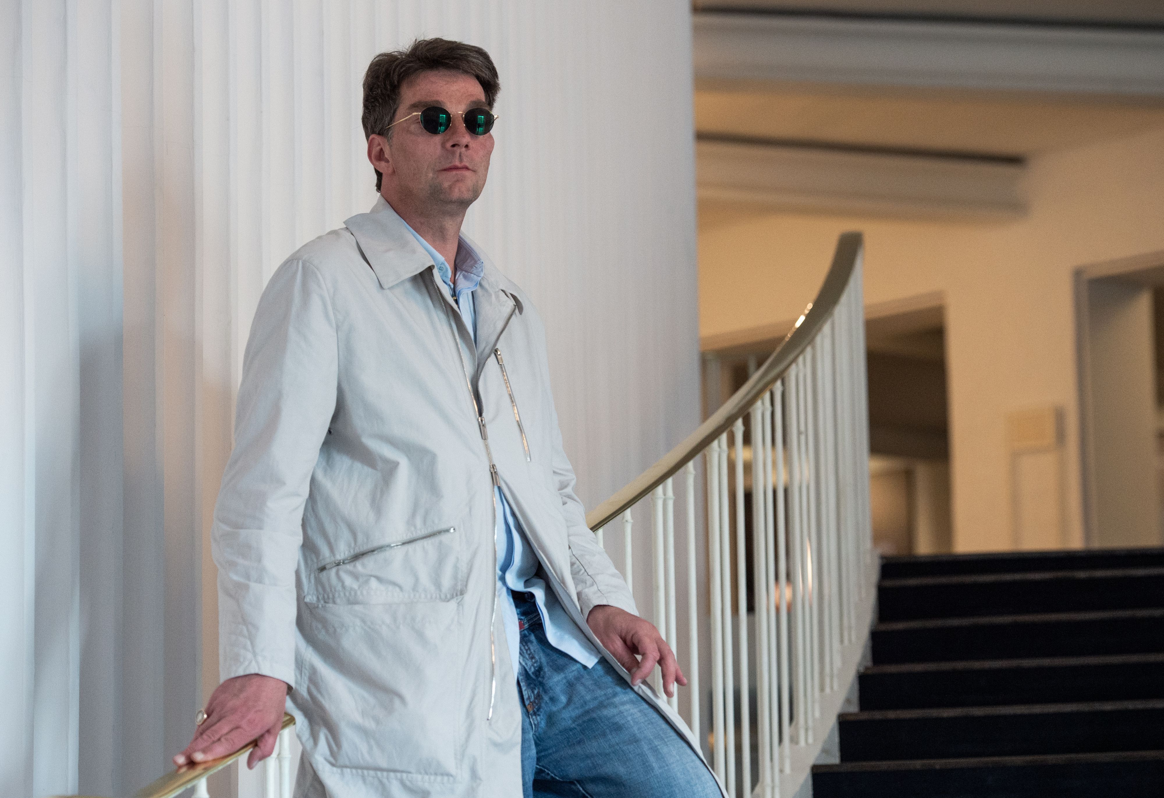 Marco Goecke, designierter Ballettdirektor der Staatsoper Hannover, steht im April 2019 im Foyer der Staatsoper.