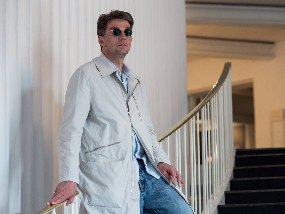 Marco Goecke, designierter Ballettdirektor der Staatsoper Hannover, steht im April 2019 im Foyer der Staatsoper.