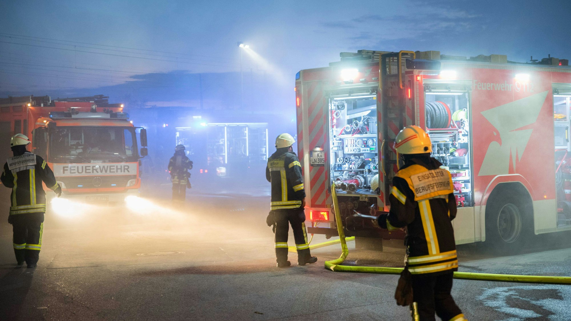 Feurwehrleute sind bei einem Brand im Einsatz