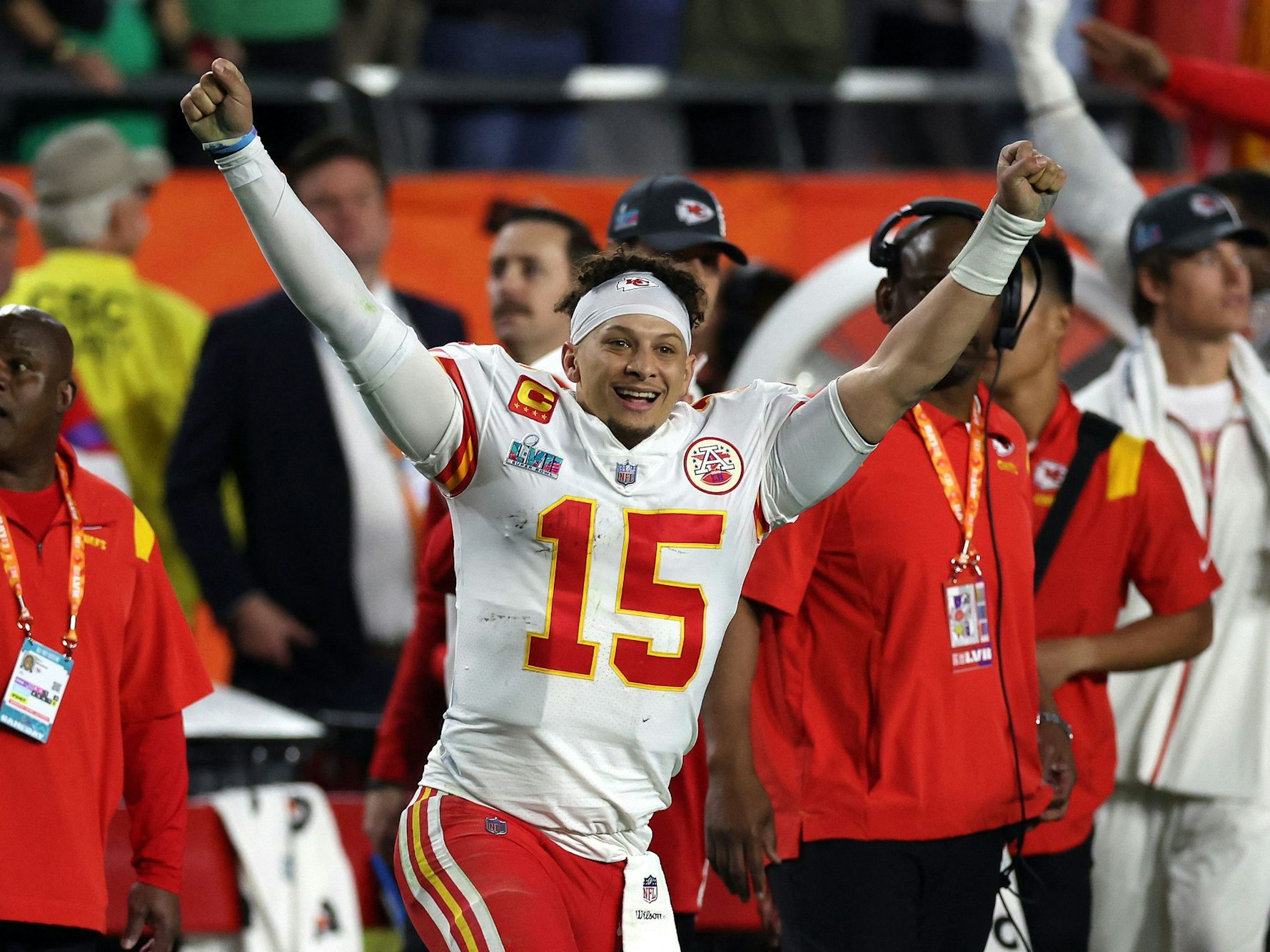 Patrick Mahomes reißt die Arme nach oben und jubelt.