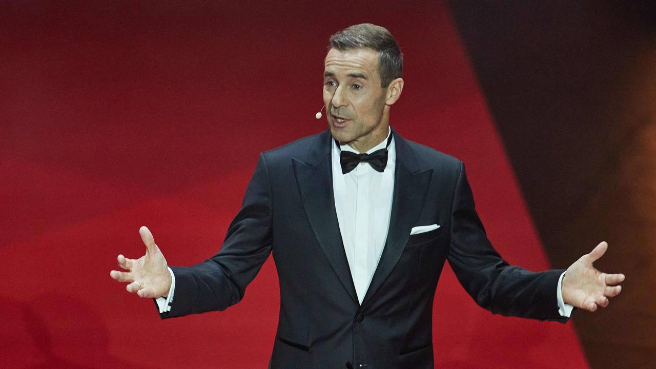 Kai Pflaume, Moderator, steht während der Verleihung der „Goldenen Bild der Frau“ im Stage Theater Neue Flora auf der Bühne.