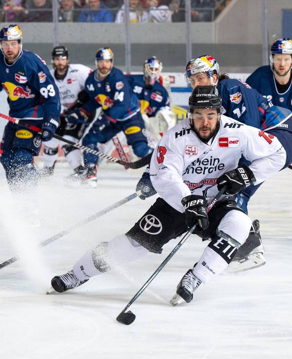 Maximilian Kastner (EHC Red Bull München gegen Nicholas Baptiste (Kölner Haie) vorne beim DEL-Spiel in München.