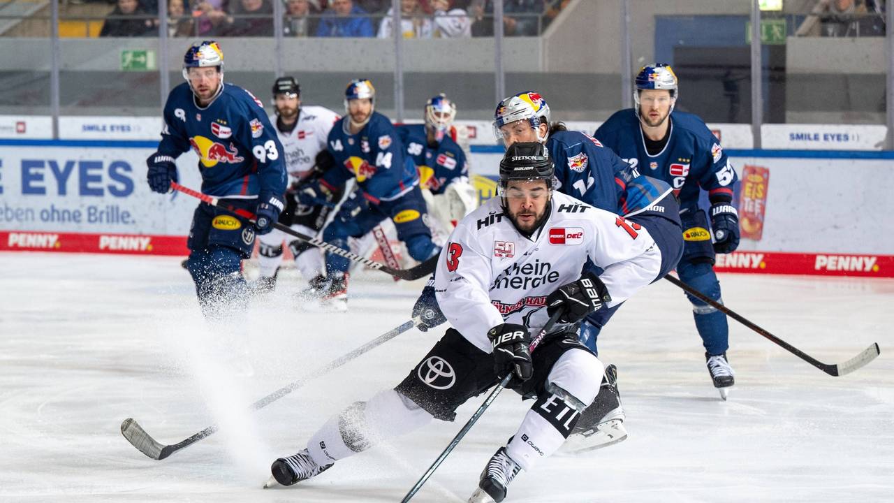 Maximilian Kastner (EHC Red Bull München gegen Nicholas Baptiste (Kölner Haie) vorne beim DEL-Spiel in München.