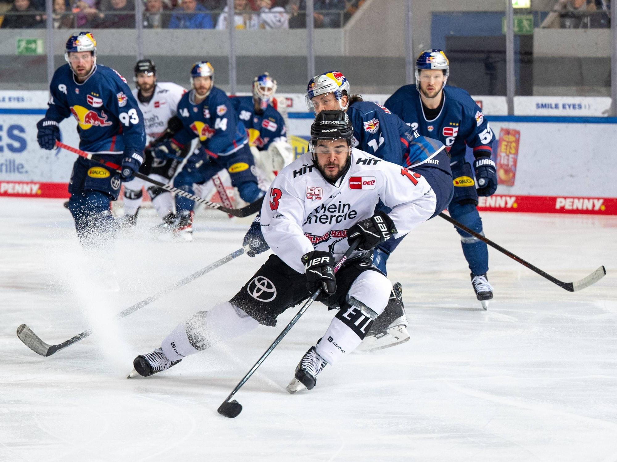 Maximilian Kastner (EHC Red Bull München gegen Nicholas Baptiste (Kölner Haie) vorne beim DEL-Spiel in München.