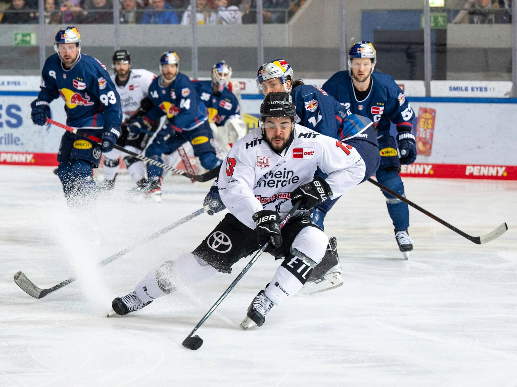 Maximilian Kastner (EHC Red Bull München gegen Nicholas Baptiste (Kölner Haie) vorne beim DEL-Spiel in München.