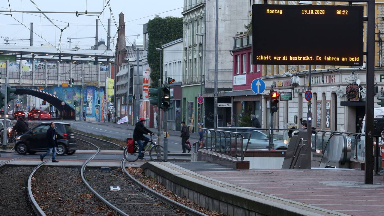 Ein Schild zeigt an, dass die KVB streikt.