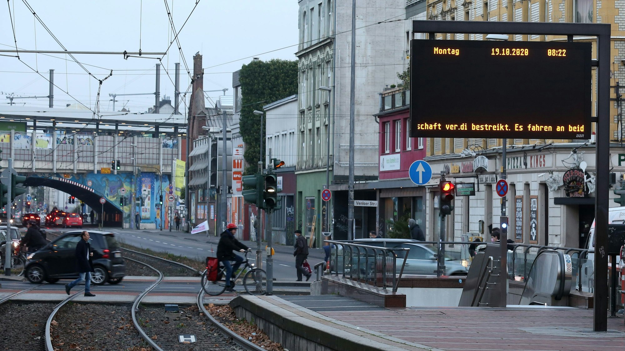 Ein Schild zeigt an, dass die KVB streikt.