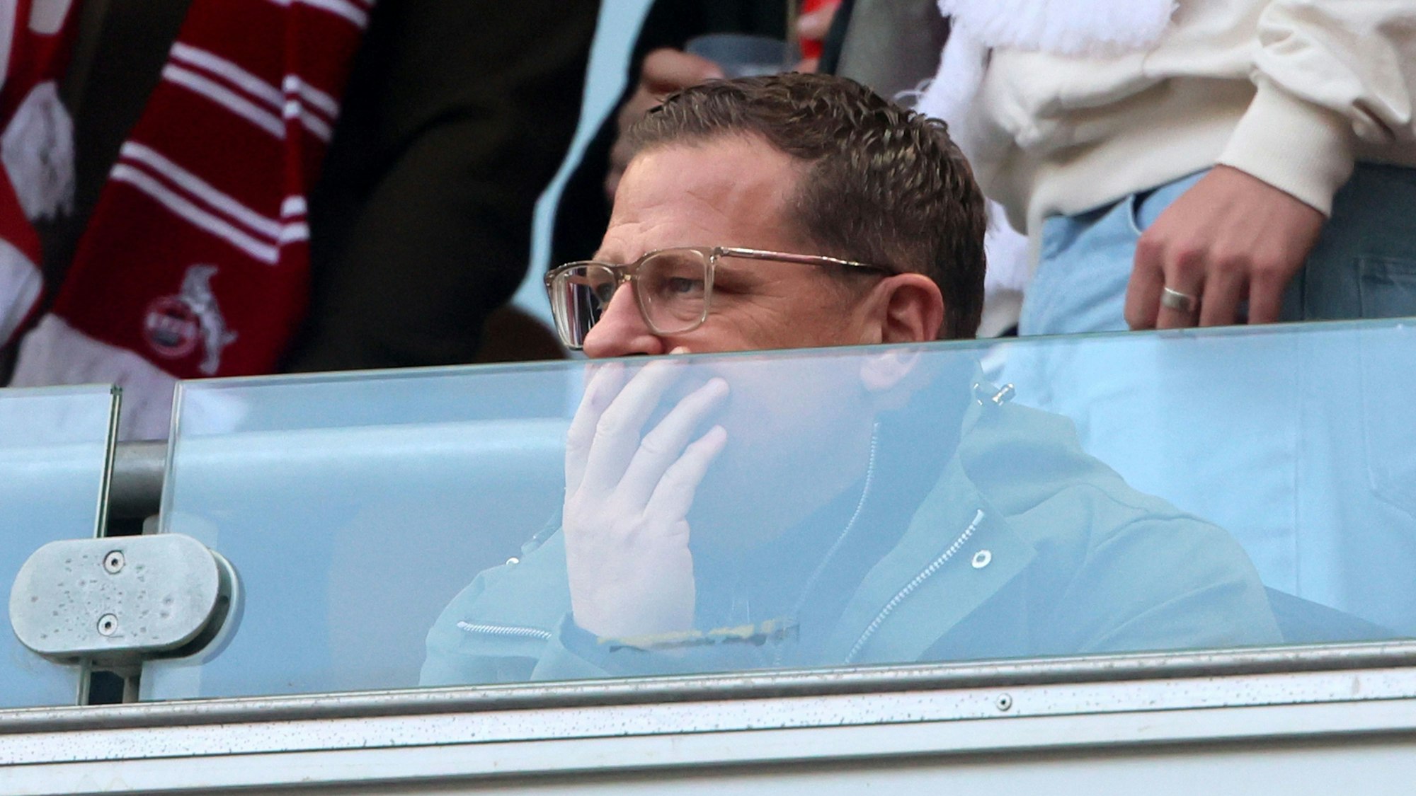 Max Eberl blickt im Spiel von RB Leipzig beim 1. FC Köln nachdenklich auf den Platz.