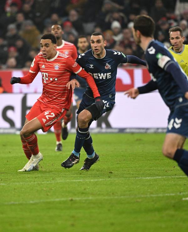Münchens Jamal Musiala und Kölns Ellyes Skhiri kämpfen um den Ball.
