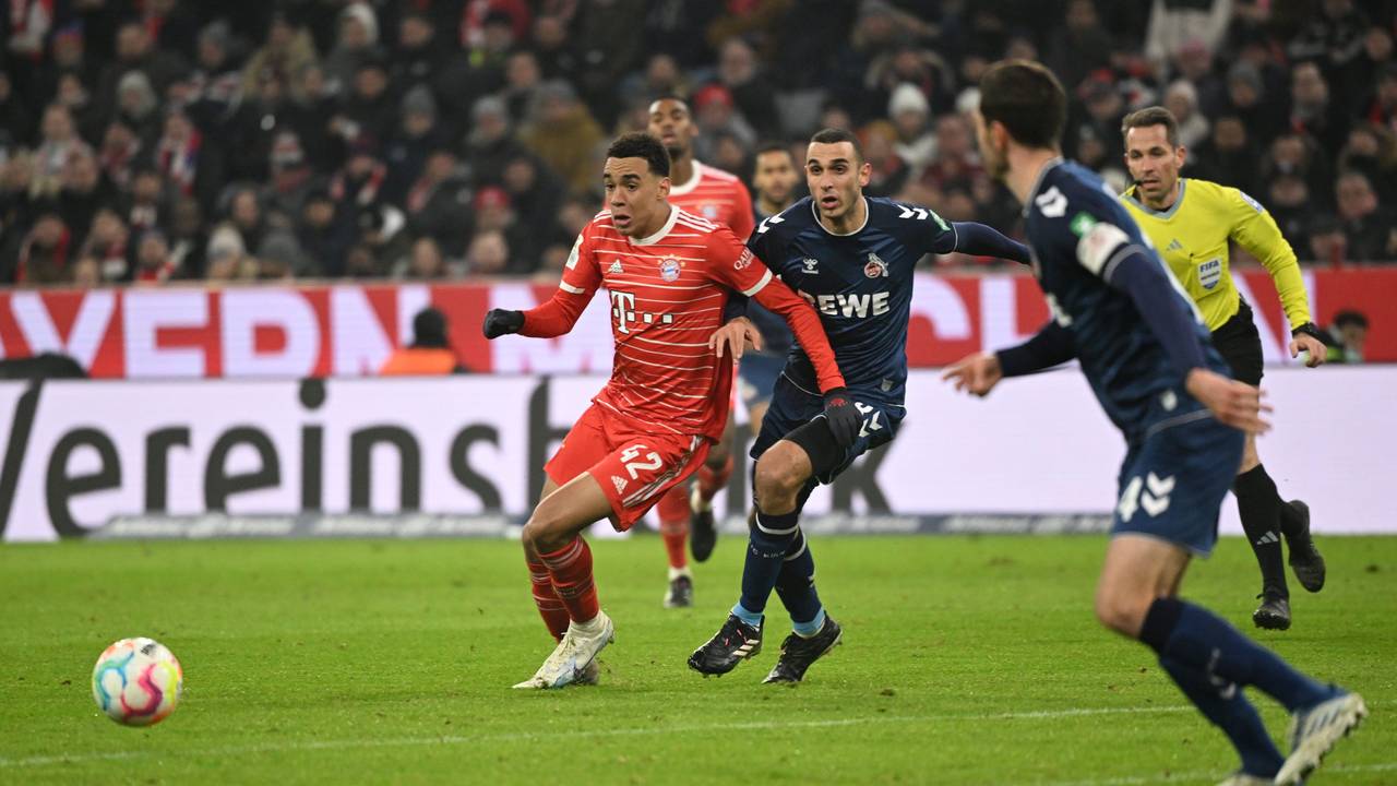 Münchens Jamal Musiala und Kölns Ellyes Skhiri kämpfen um den Ball.