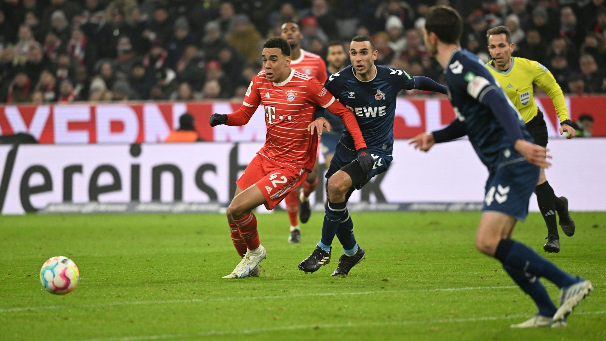 Münchens Jamal Musiala und Kölns Ellyes Skhiri kämpfen um den Ball.