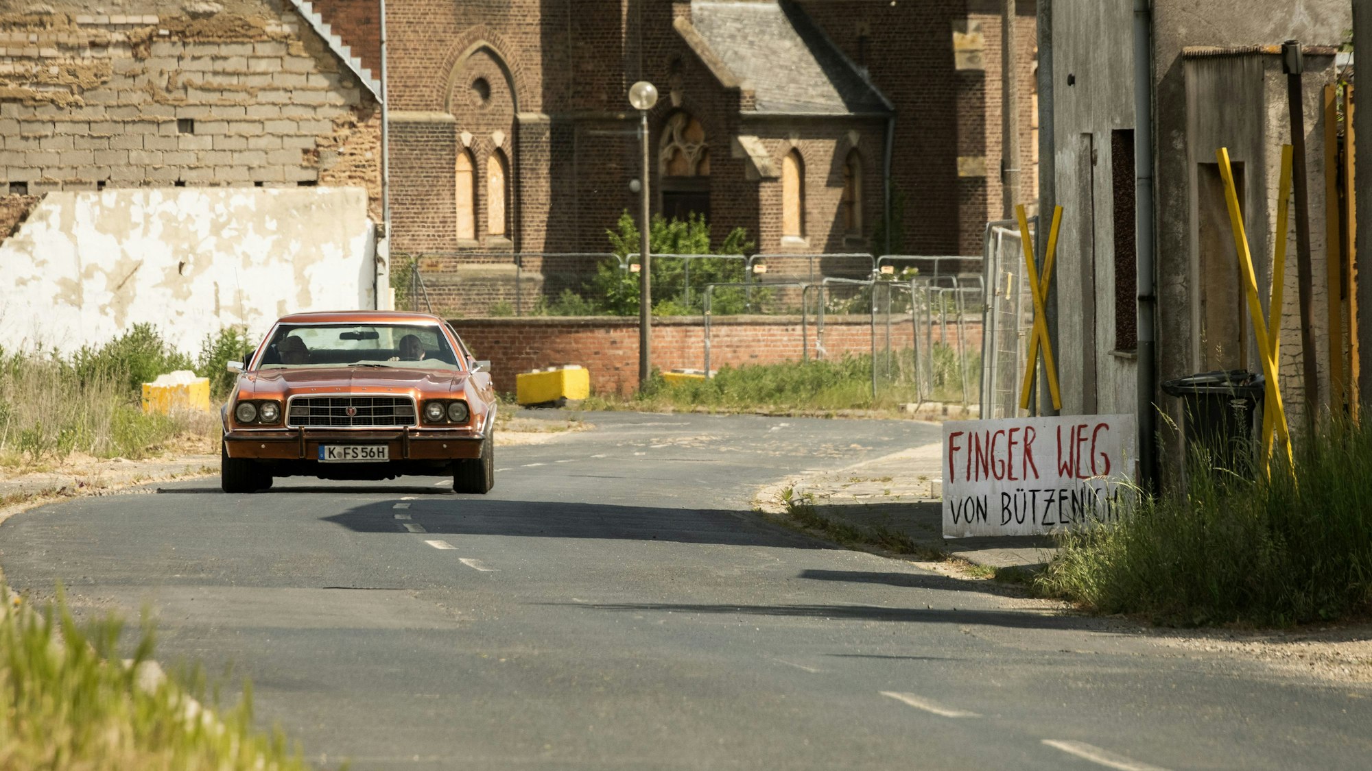 Max Ballauf (Klaus J. Behrendt) und Freddy Schenk (Dietmar Bär) im „Tatort“ am Ortsausgang Alt-Bützenichs.