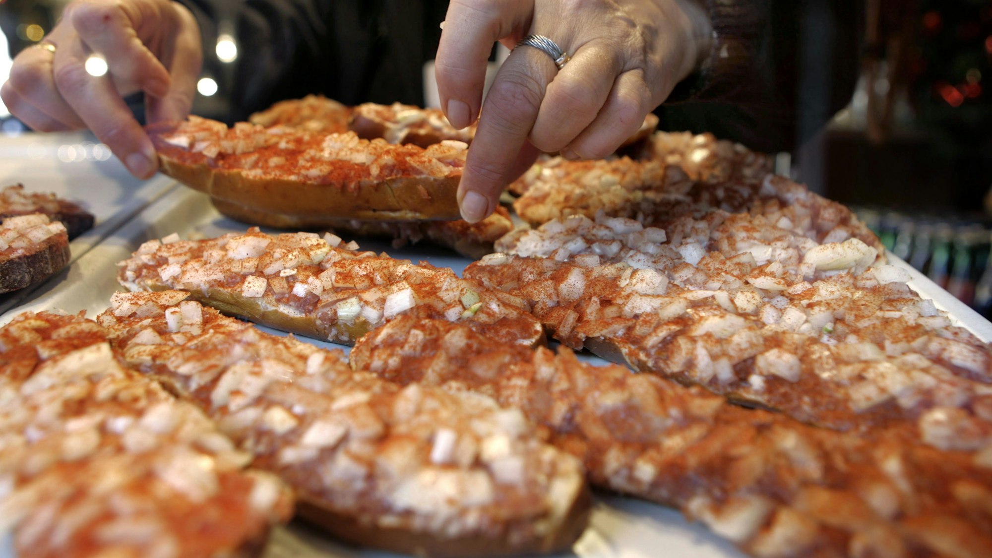 Ein Mettbrötchen mit Zwiebeln, so wie hier auf dem Nürnberger Christkindlmarkt 2005.